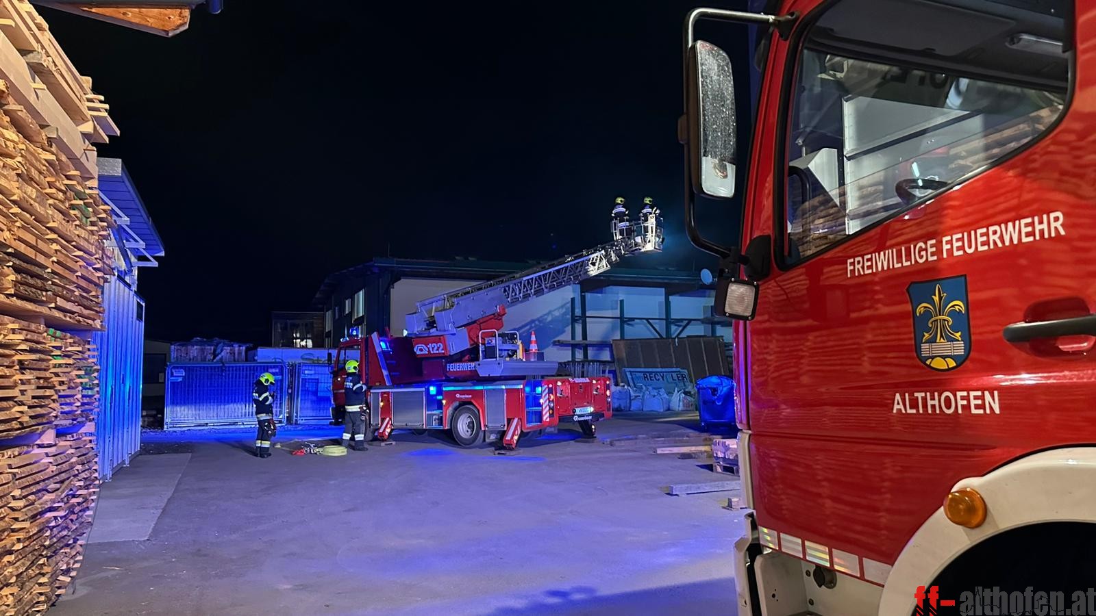 Holz und Einsatz mit Herz.